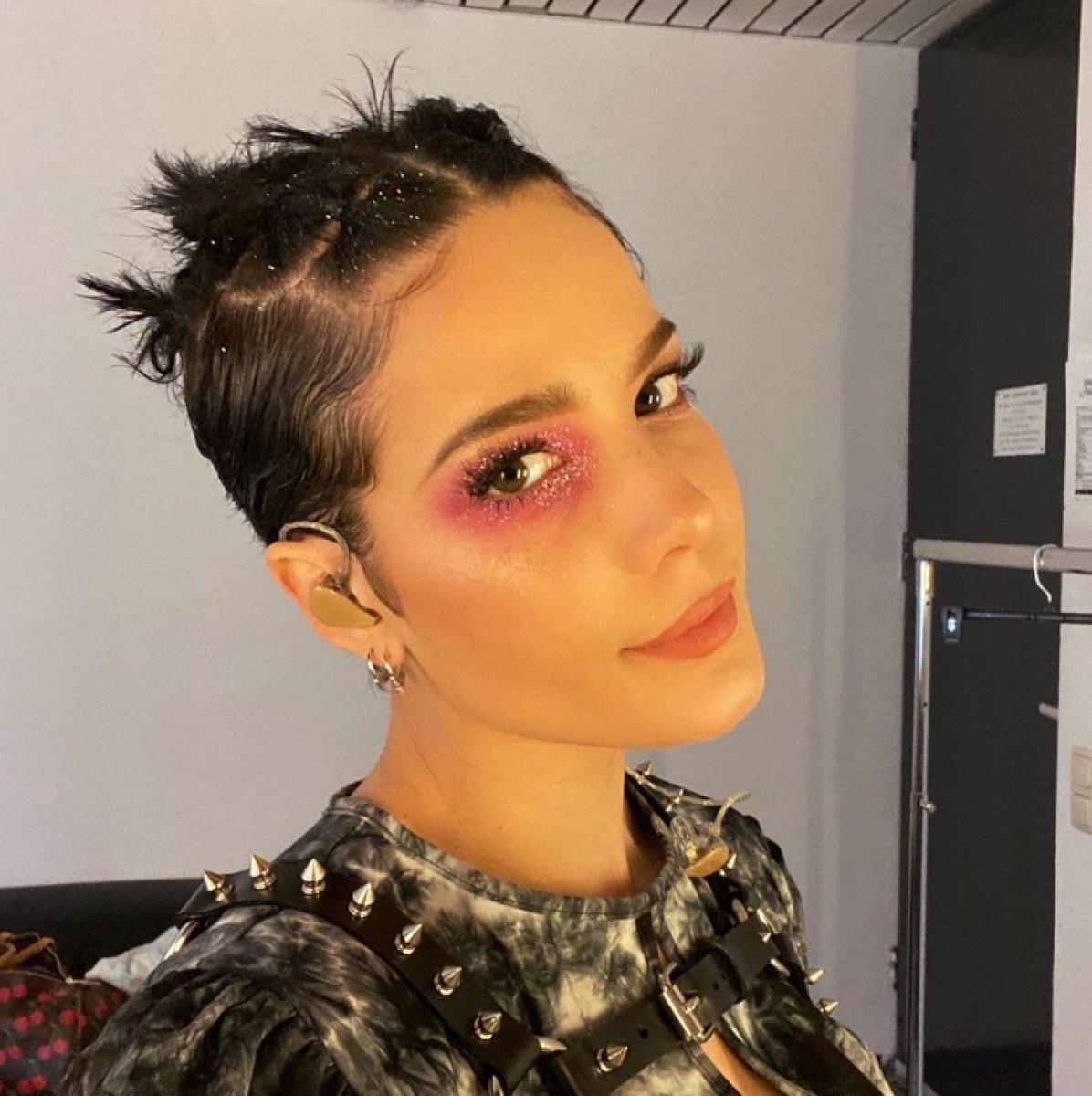 ABD’li şarkıcı Halsey, Türk olduğunu açıkladı