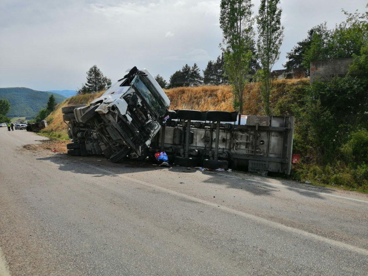 Tokat'ta LPG yüklü tır ile minibüs çarpıştı: 6 yaralı