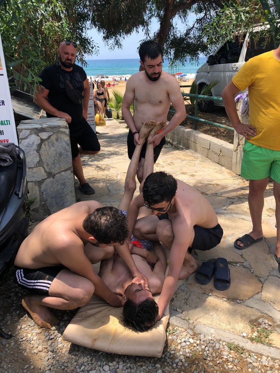 2 genç dalgaların arasında boğulma tehlikesi geçirdi