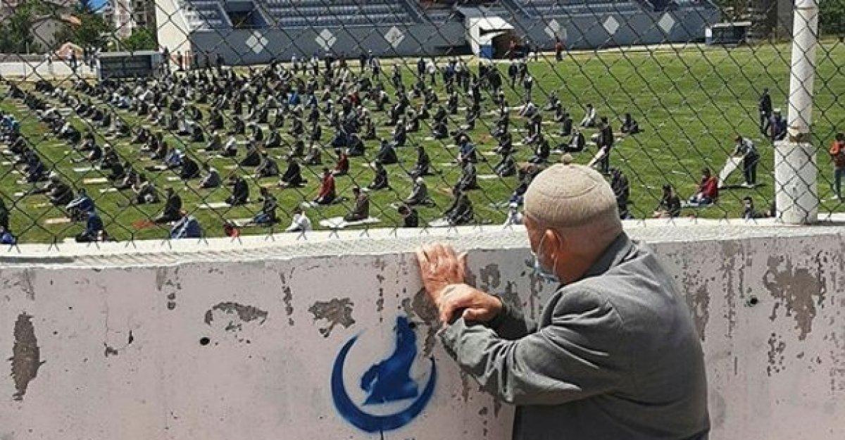 Namaz için stada giremeyen Osman Amca'ya seccade hediyesi