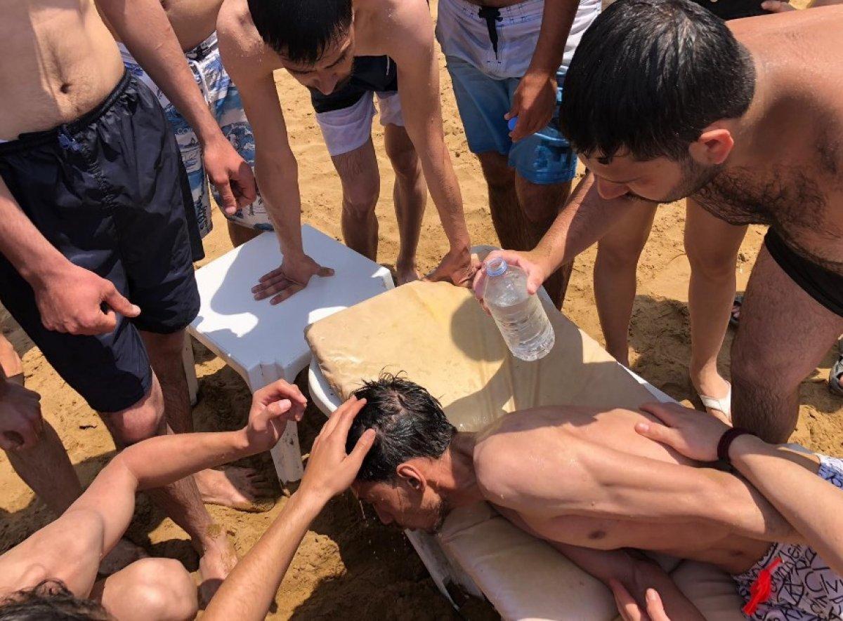 2 genç dalgaların arasında boğulma tehlikesi geçirdi