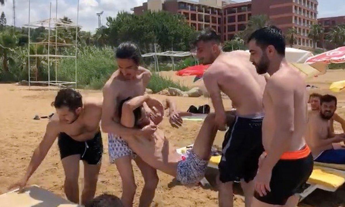 2 genç dalgaların arasında boğulma tehlikesi geçirdi