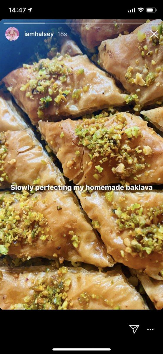 ABD’li şarkıcı Halsey, Türk olduğunu açıkladı