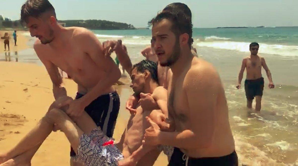 2 genç dalgaların arasında boğulma tehlikesi geçirdi
