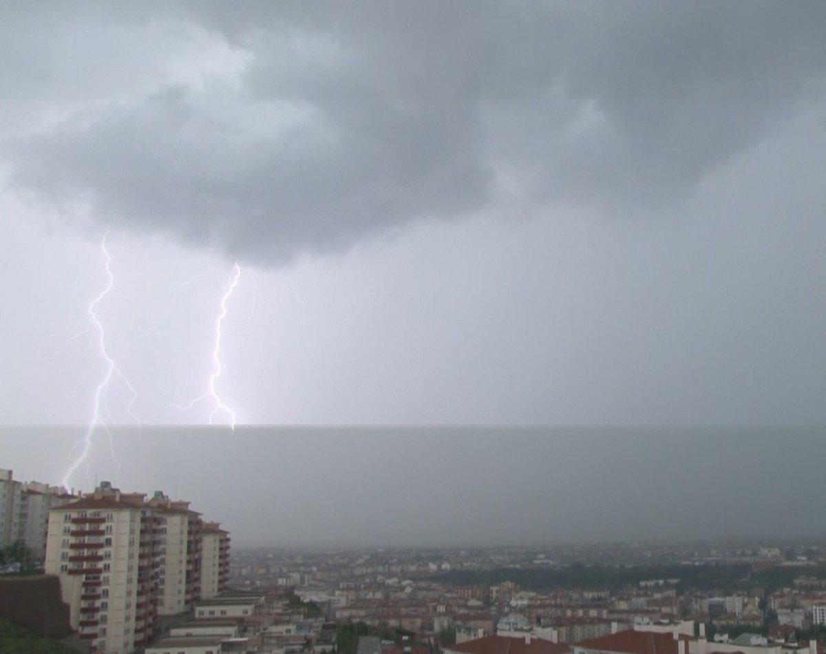 Eskişehir’de şimşekler gökyüzünü aydınlattı