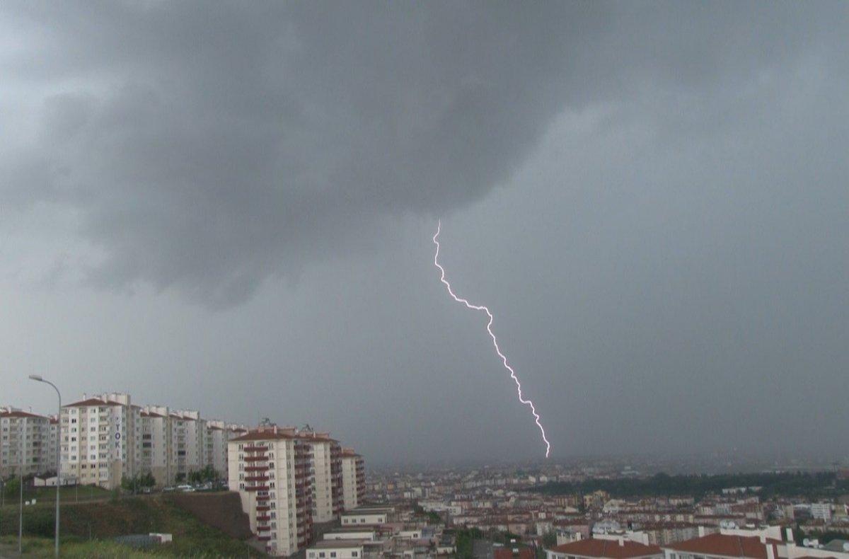 Eskişehir’de şimşekler gökyüzünü aydınlattı