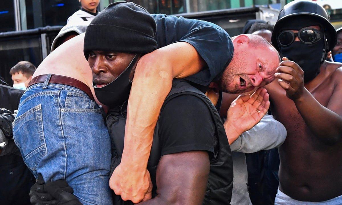 Aşırı sağcıyı kurtaran siyahi, İngiliz basınında