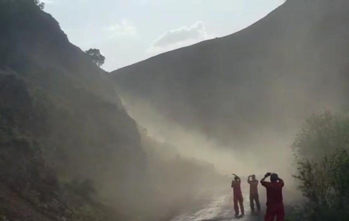 Bingöl’de deprem sonrası heyelan anı kamerada