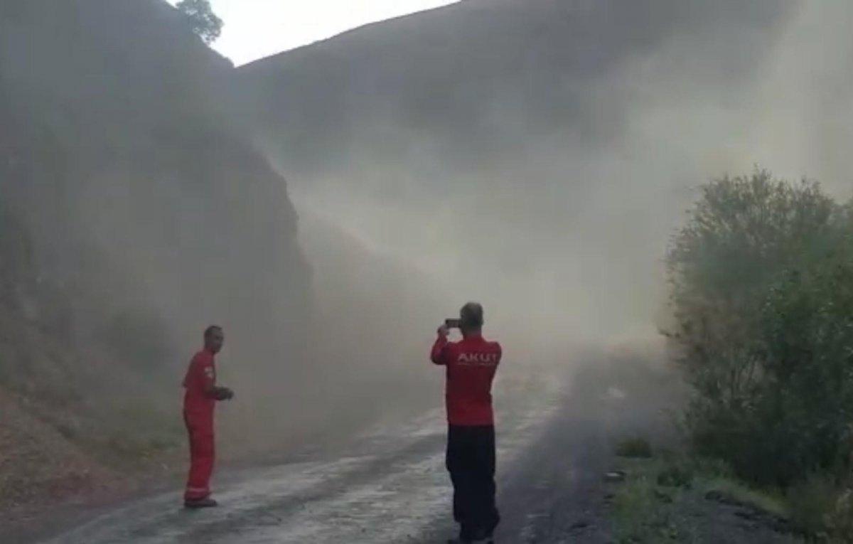 Bingöl’de deprem sonrası heyelan anı kamerada