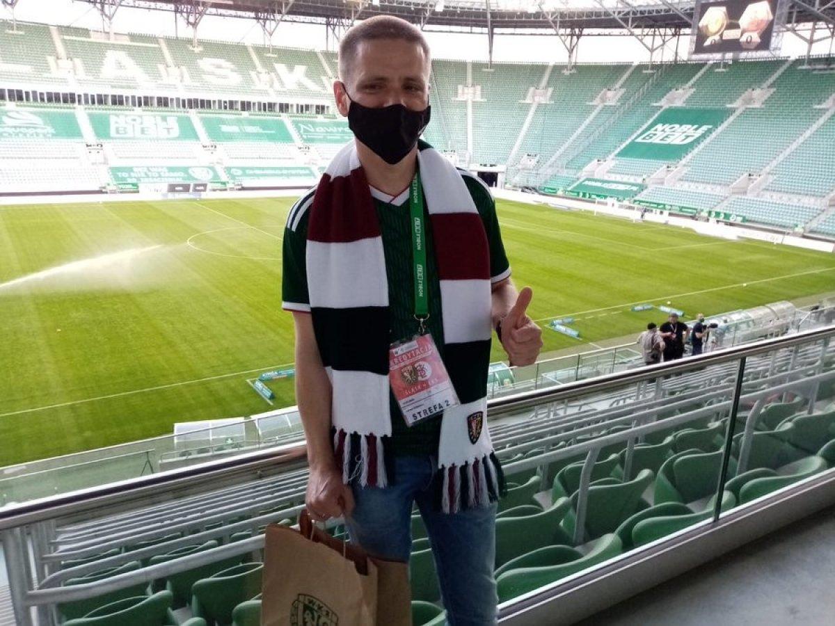 Wroclaw Stadyumu’nda tek başına maç izledi