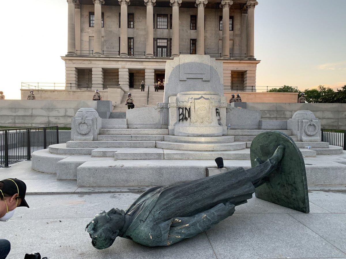 Taylor Swift'ten ırkçı heykelleri kaldırın çağrısı