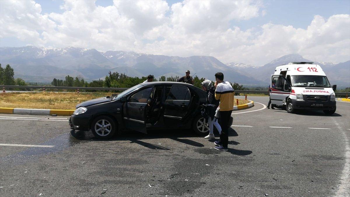 Erzincan'da iki araç çarpıştı: 10 yaralı