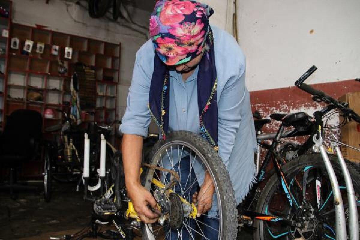 Bisiklet tamiri için oğluna yardımcı olan kadın usta oldu