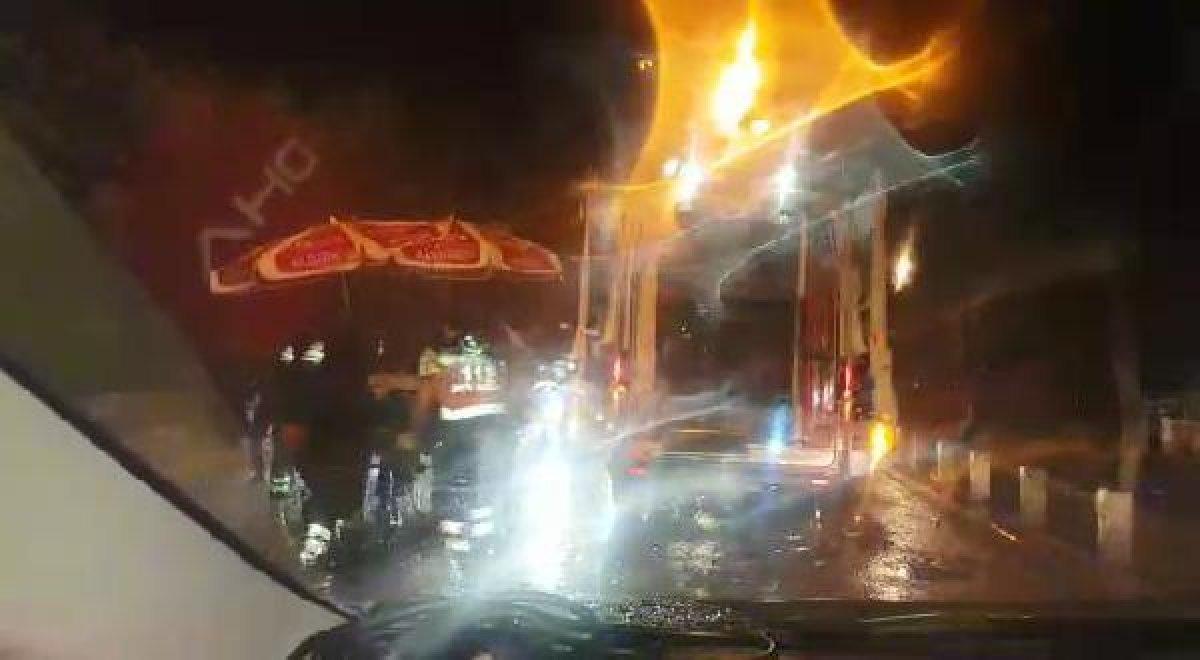 Bursa'da kaza yapan sürücüyü şemsiyeyle korudular