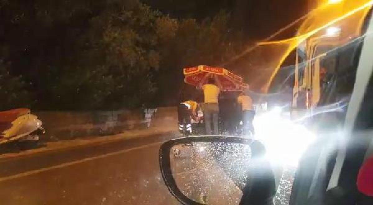 Bursa'da kaza yapan sürücüyü şemsiyeyle korudular