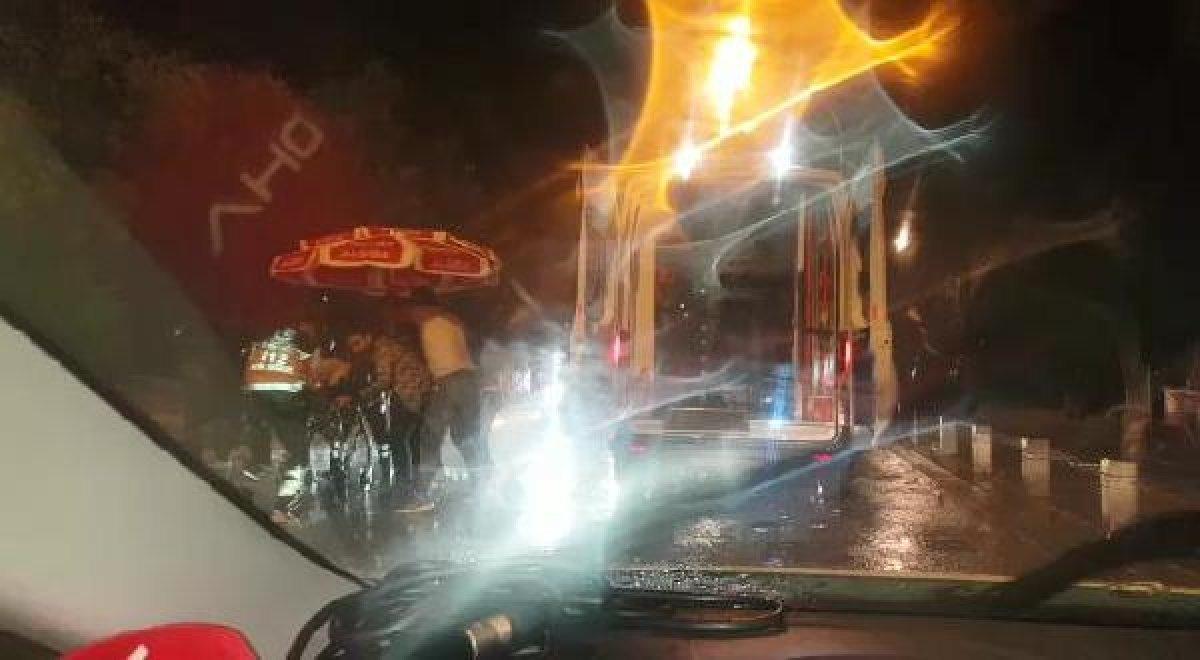 Bursa'da kaza yapan sürücüyü şemsiyeyle korudular