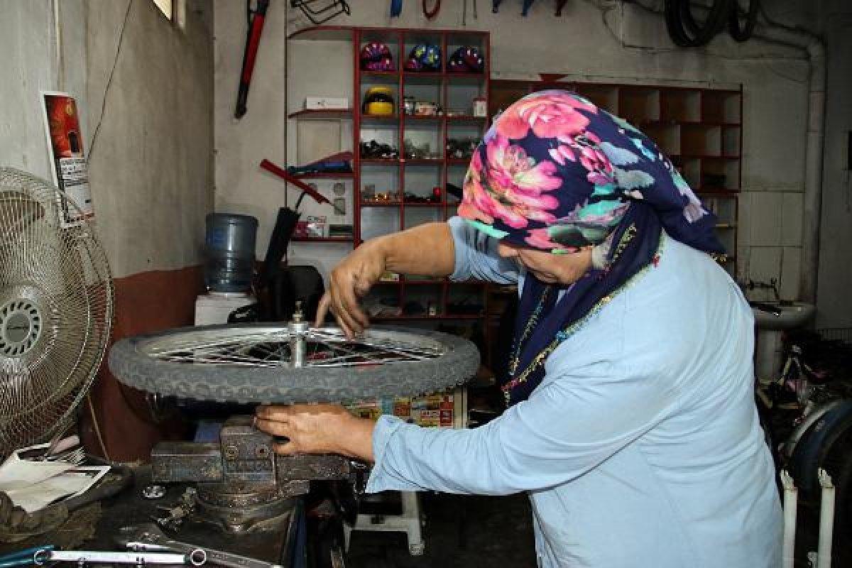 Bisiklet tamiri için oğluna yardımcı olan kadın usta oldu
