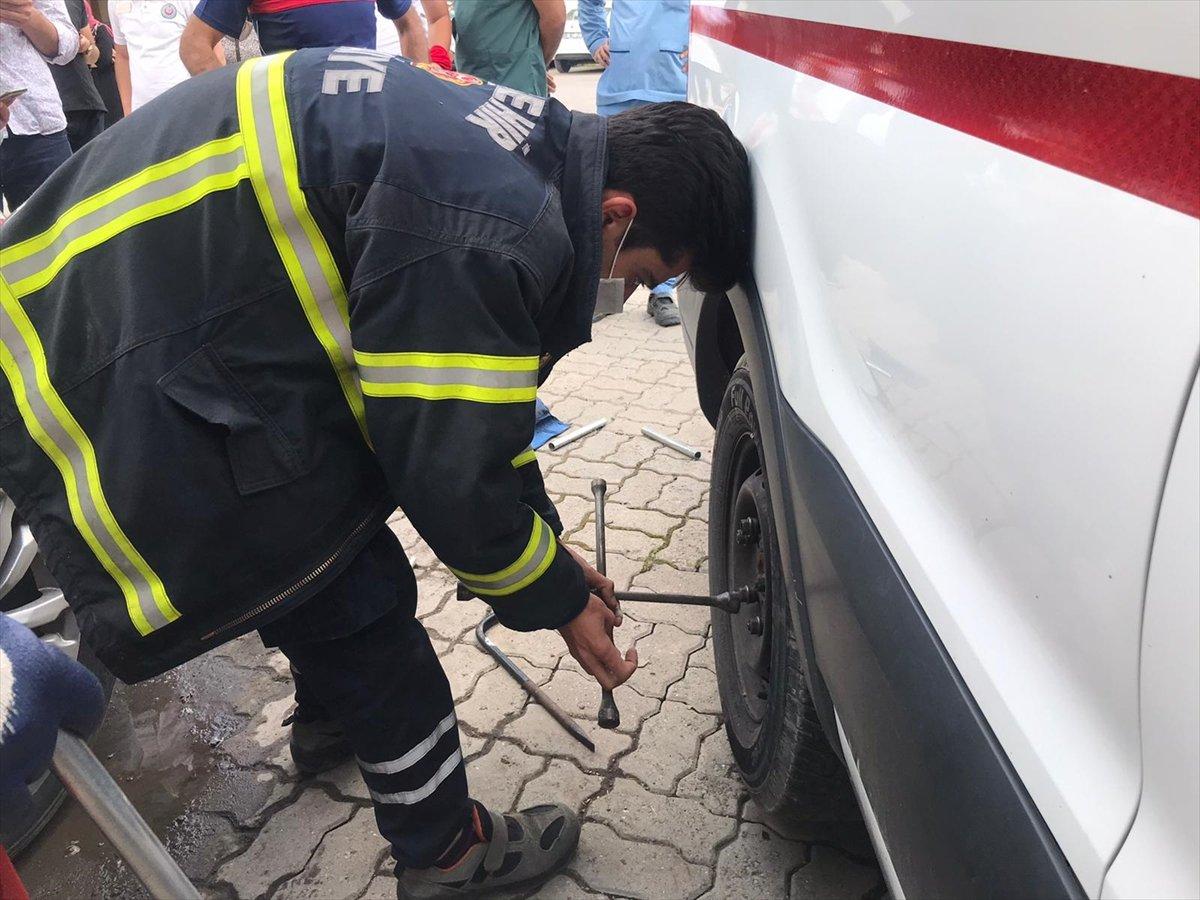 Nevşehir'de ambulansın tekerine yılan dolandı