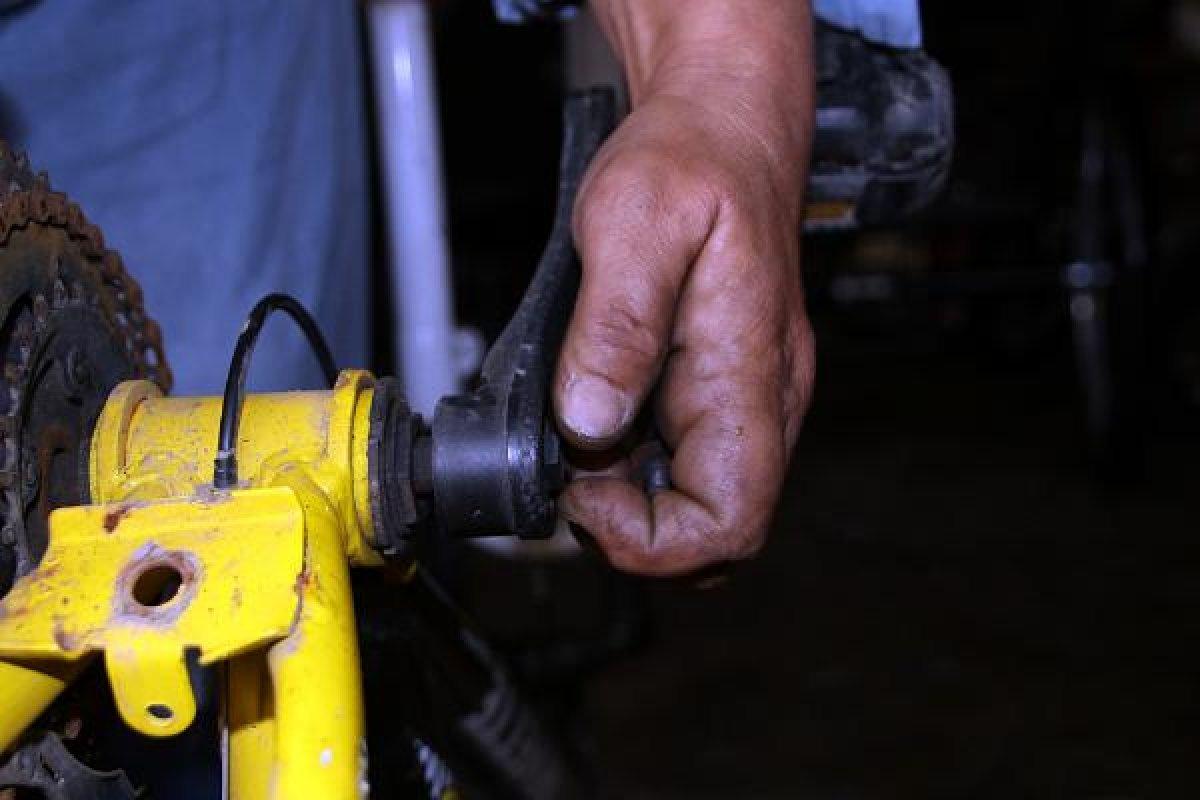 Bisiklet tamiri için oğluna yardımcı olan kadın usta oldu