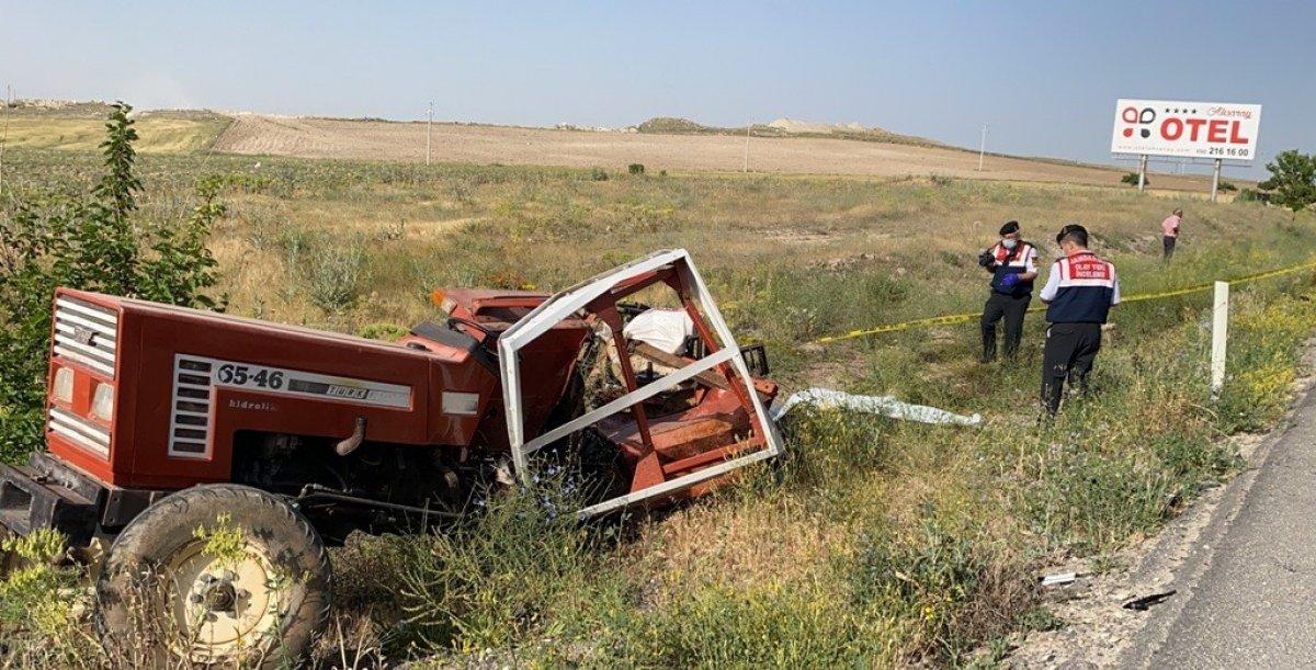 Aksaray'da otomobil traktöre çarptı: 1 ölü 3 yaralı