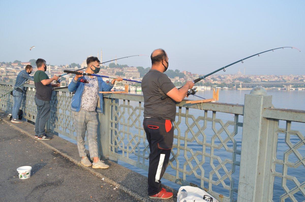 Galata Köprüsü'nde sosyal mesafeli balık avı