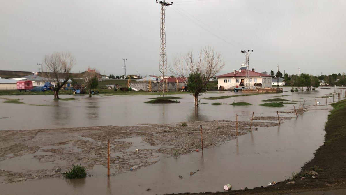Kars’ta sağanak yağış ev ve arazileri su altında bıraktı