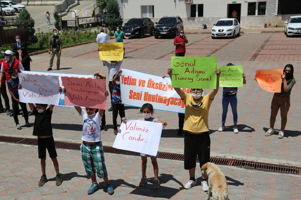 Vali Sonel, Tunceli'den gözyaşlarıyla uğurlandı