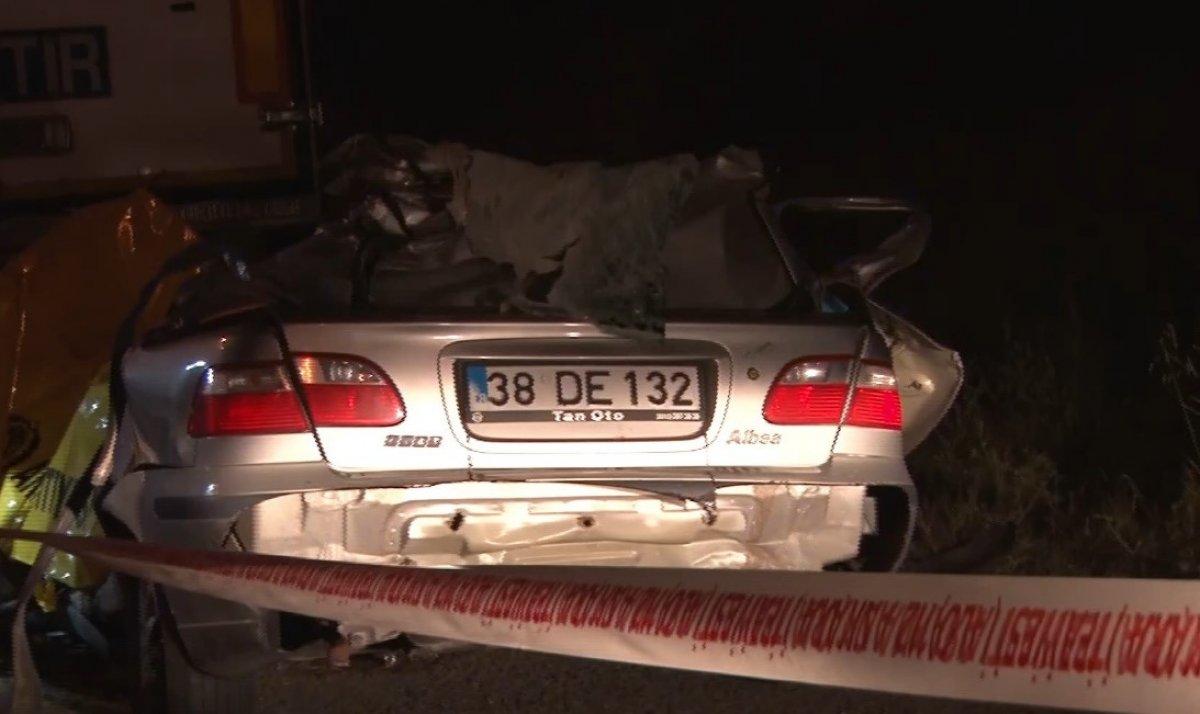 Ankara'da tıra arkadan çarpan otomobil sürücüsü öldü