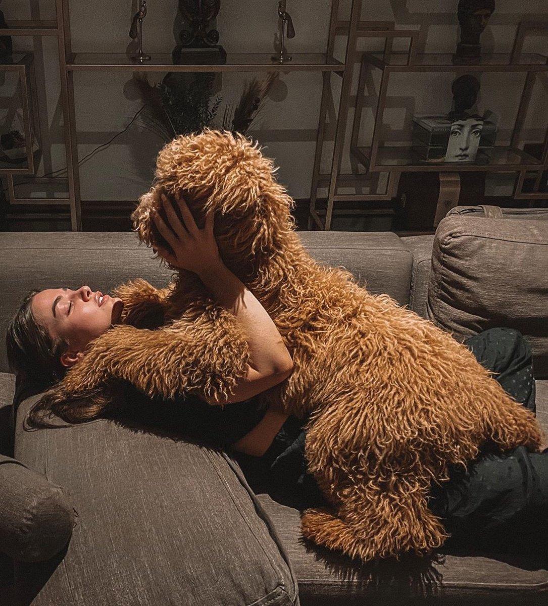 Bensu Soral, köpeğiyle poz verdi