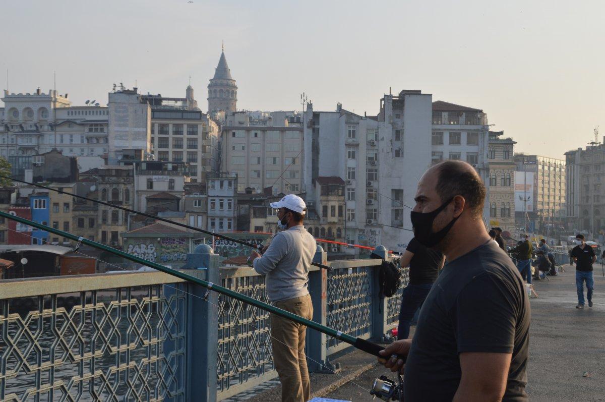 Galata Köprüsü'nde sosyal mesafeli balık avı