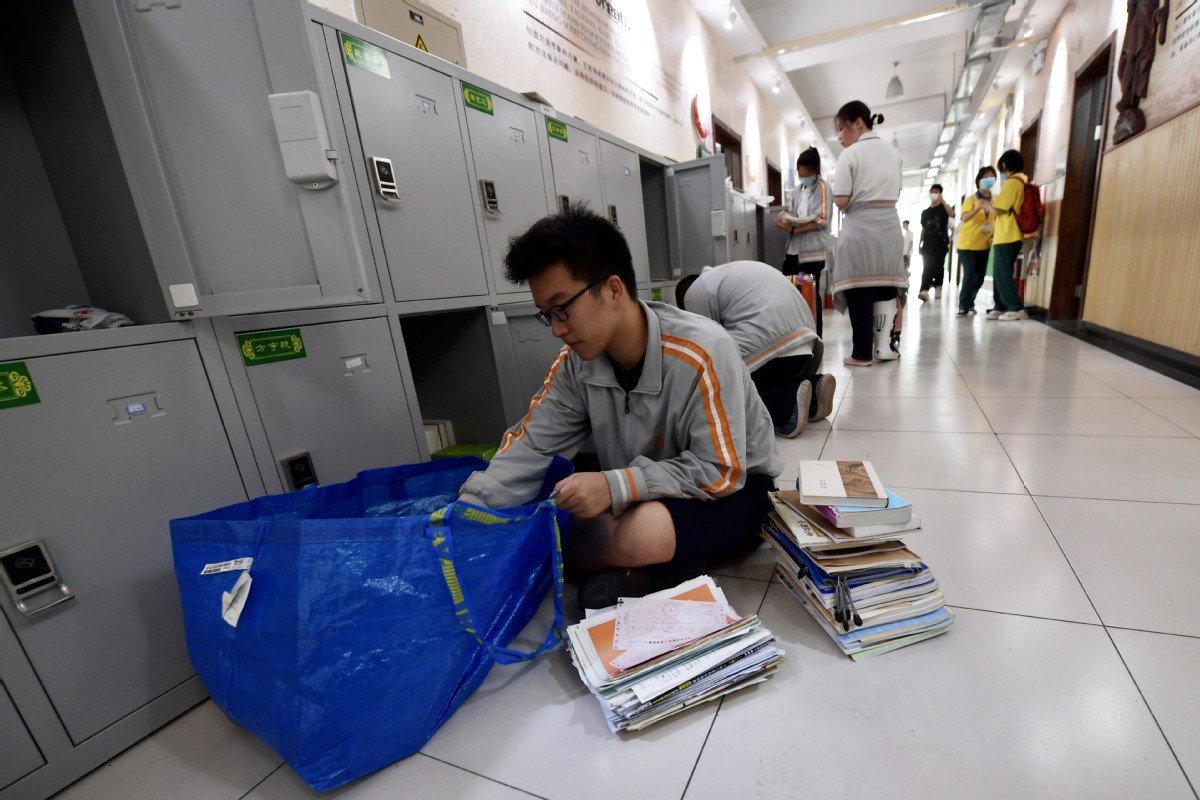 Pekin'de vakalar artınca öğrenciler okulu terk etti