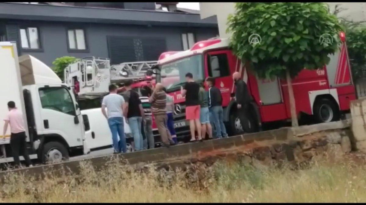 Sancaktepe’de bina çatısına yıldırım düştü