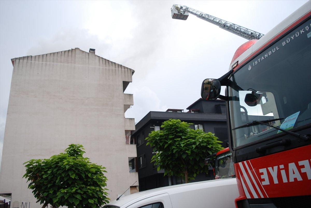 Sancaktepe’de bina çatısına yıldırım düştü