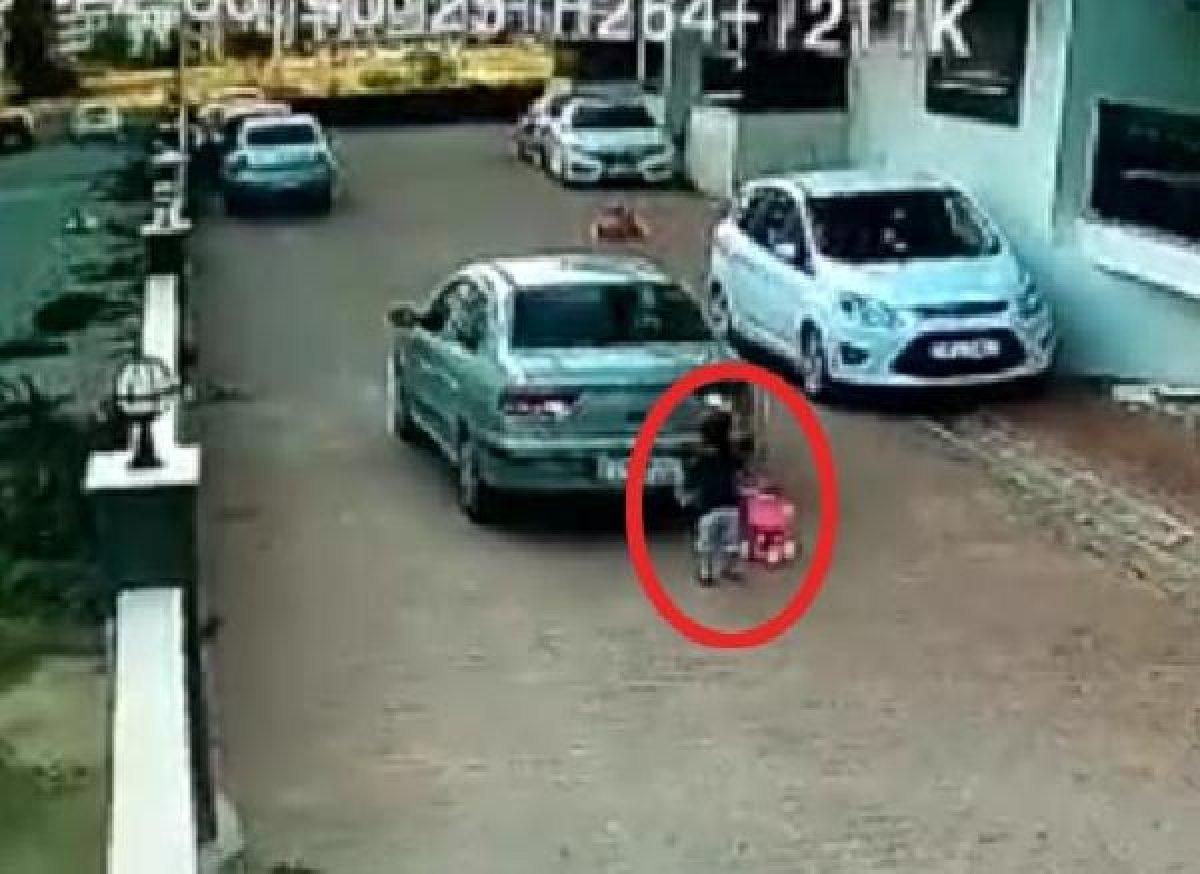 İzmir'de 3 yaşındaki çocuğa otomobil çarptı