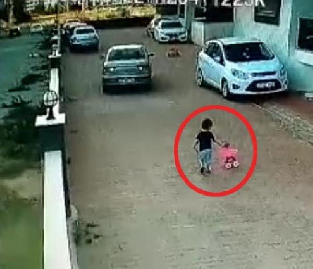 İzmir'de 3 yaşındaki çocuğa otomobil çarptı