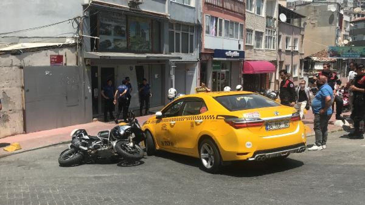 Beyoğlu'nda motosikletli polisler kaza yaptı