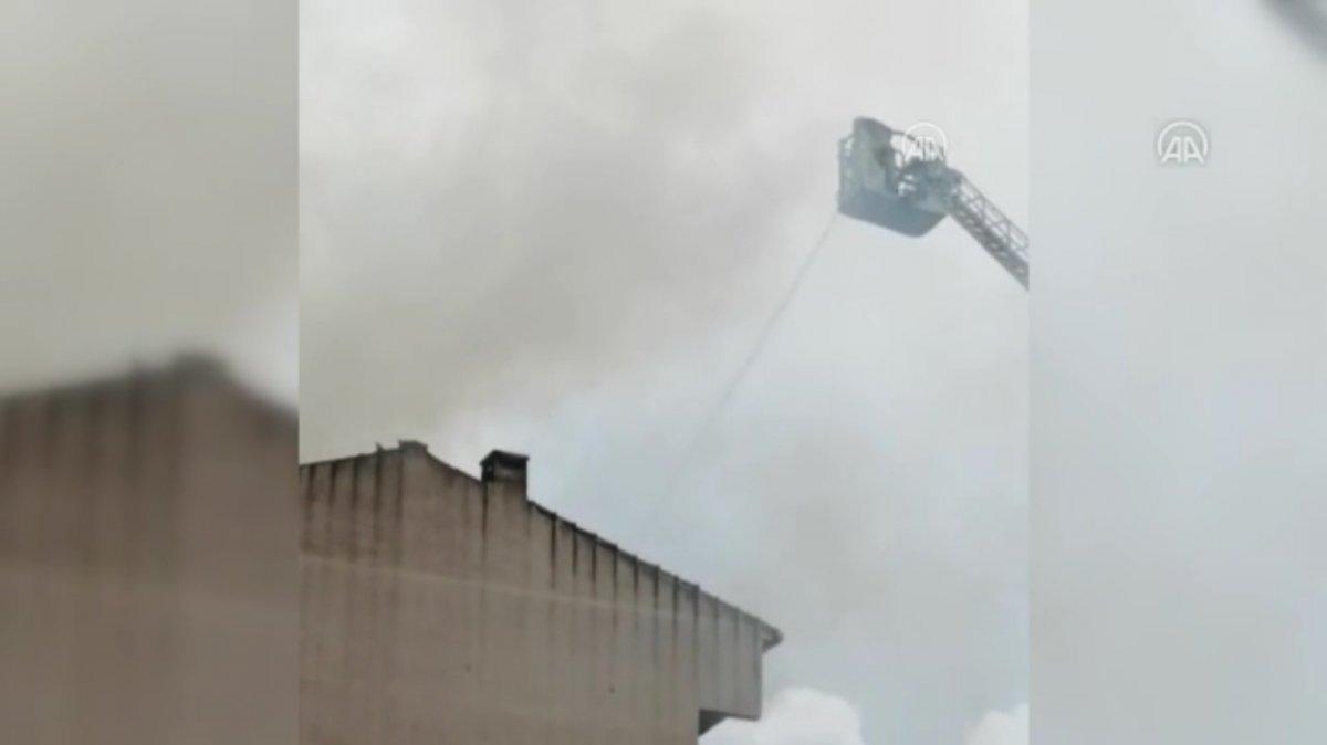 Sancaktepe’de bina çatısına yıldırım düştü