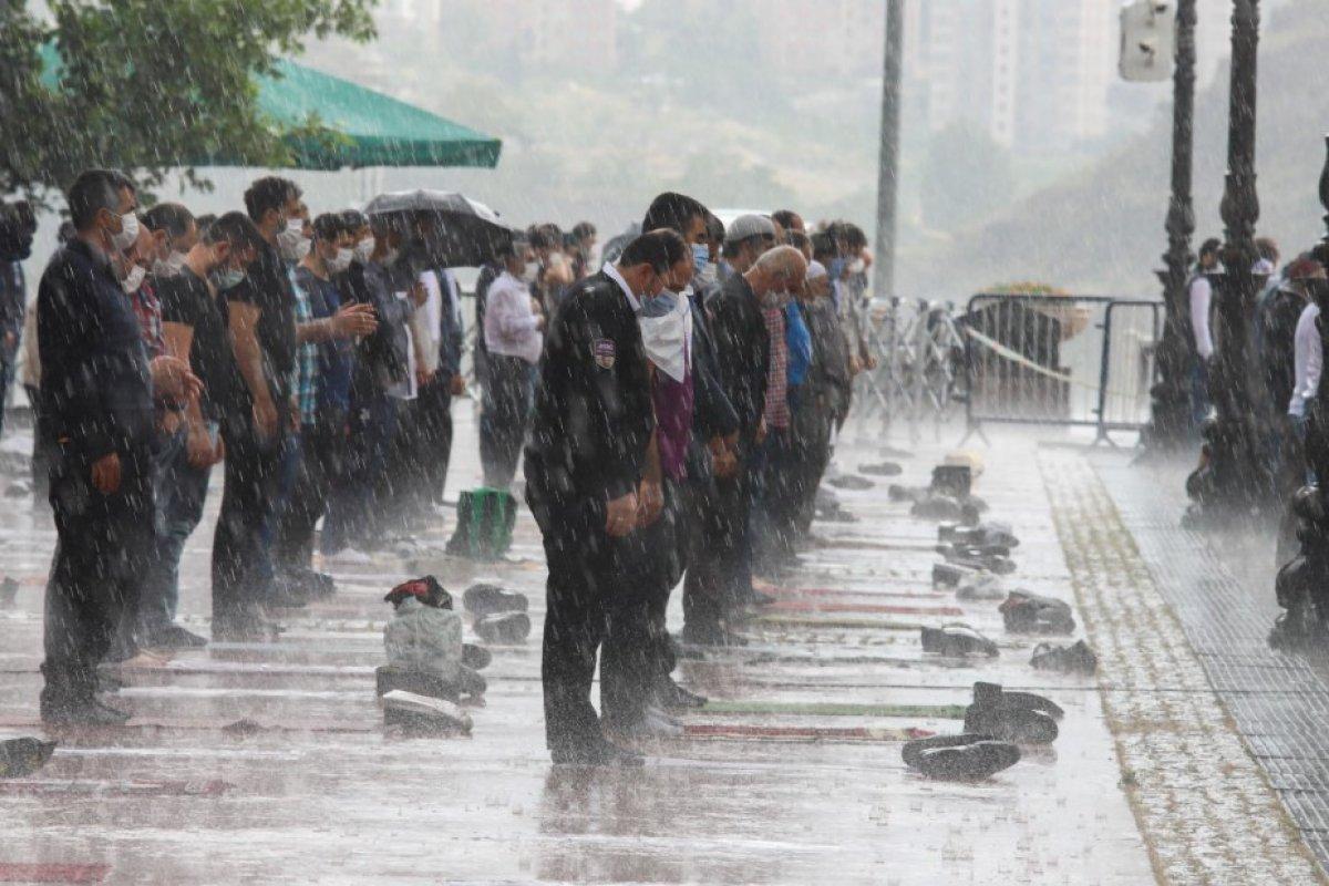 Ankara'da sağanak altında cuma namazı