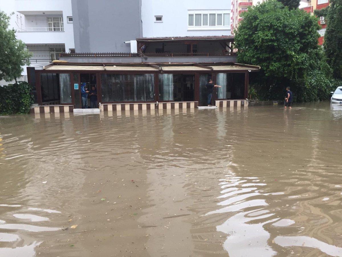 Adana’yı sel bastı sevgililer yürüyüşten vazgeçmedi