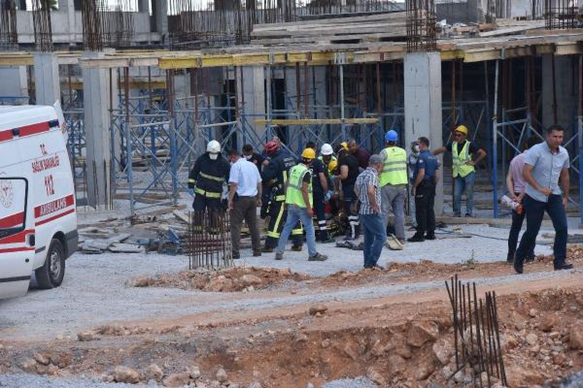 Antalya'da kalıp ustasına demir ok gibi saplandı