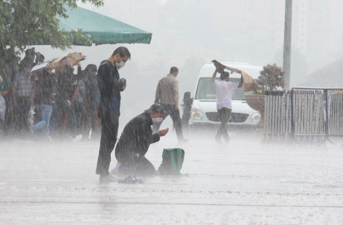 Ankara'da sağanak altında cuma namazı