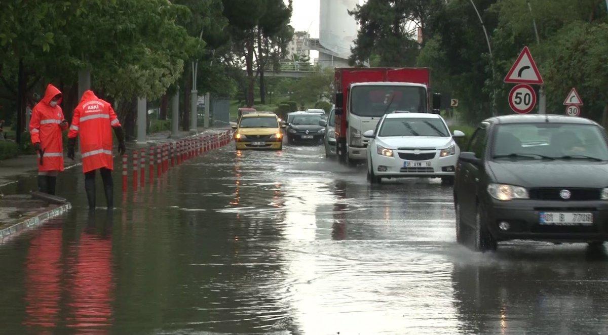 Adana’yı sel bastı sevgililer yürüyüşten vazgeçmedi