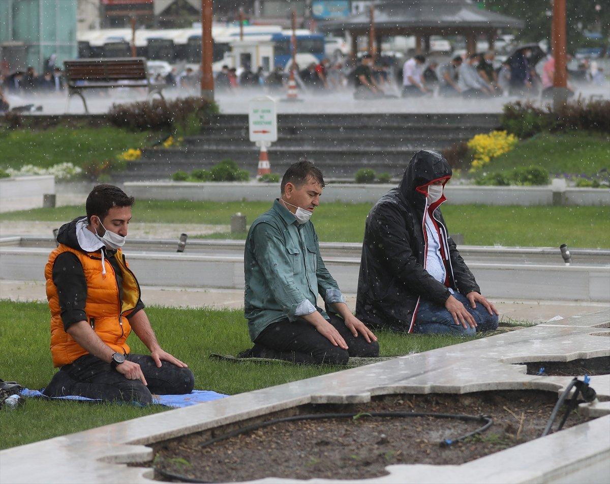 Ankara'da sağanak altında cuma namazı