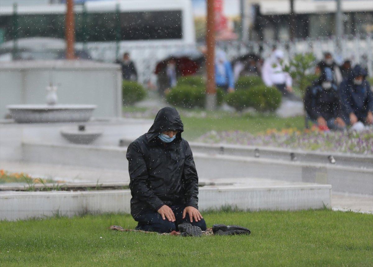Ankara'da sağanak altında cuma namazı