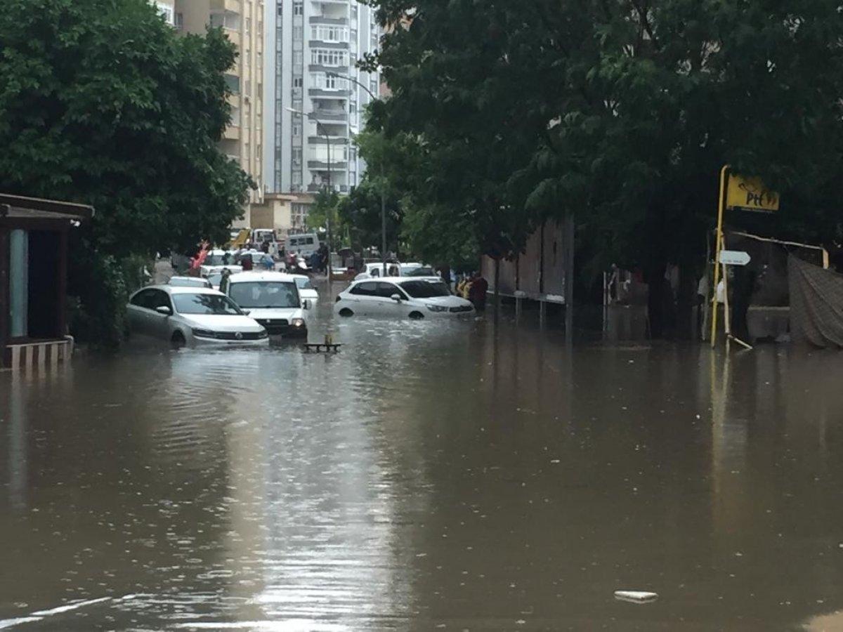 Adana’yı sel bastı sevgililer yürüyüşten vazgeçmedi