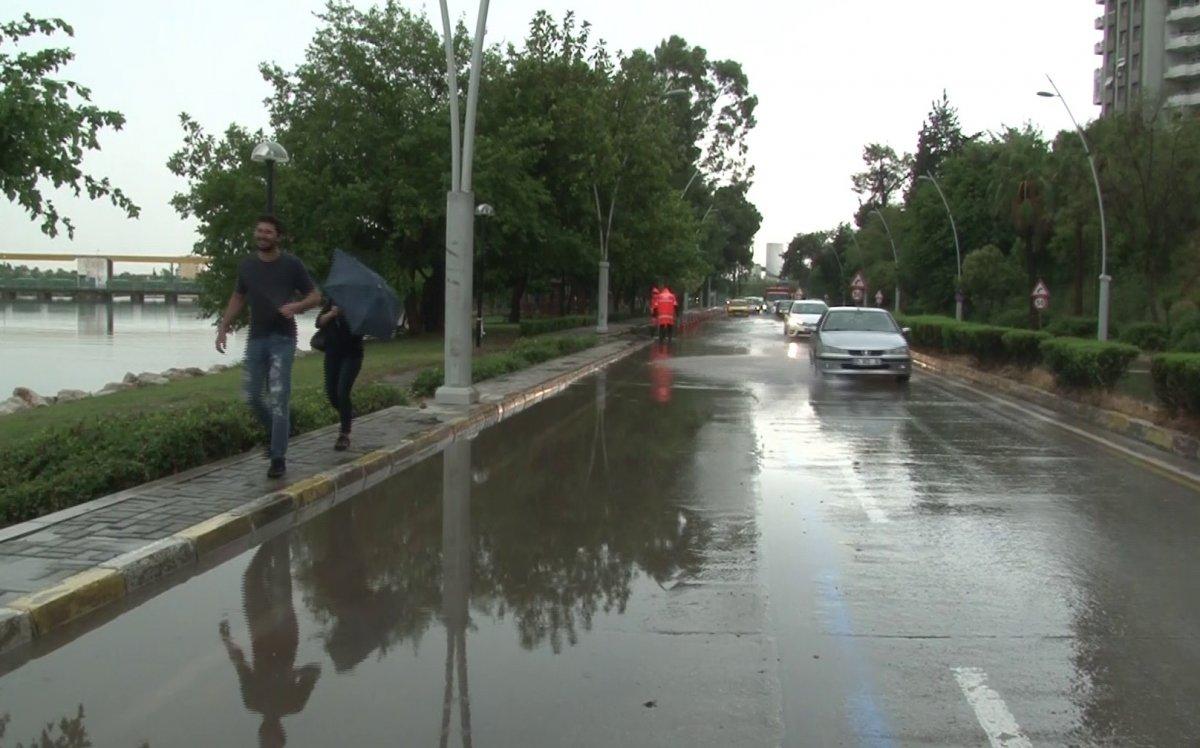 Adana’yı sel bastı sevgililer yürüyüşten vazgeçmedi