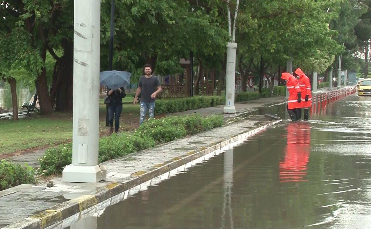 Adana’yı sel bastı sevgililer yürüyüşten vazgeçmedi