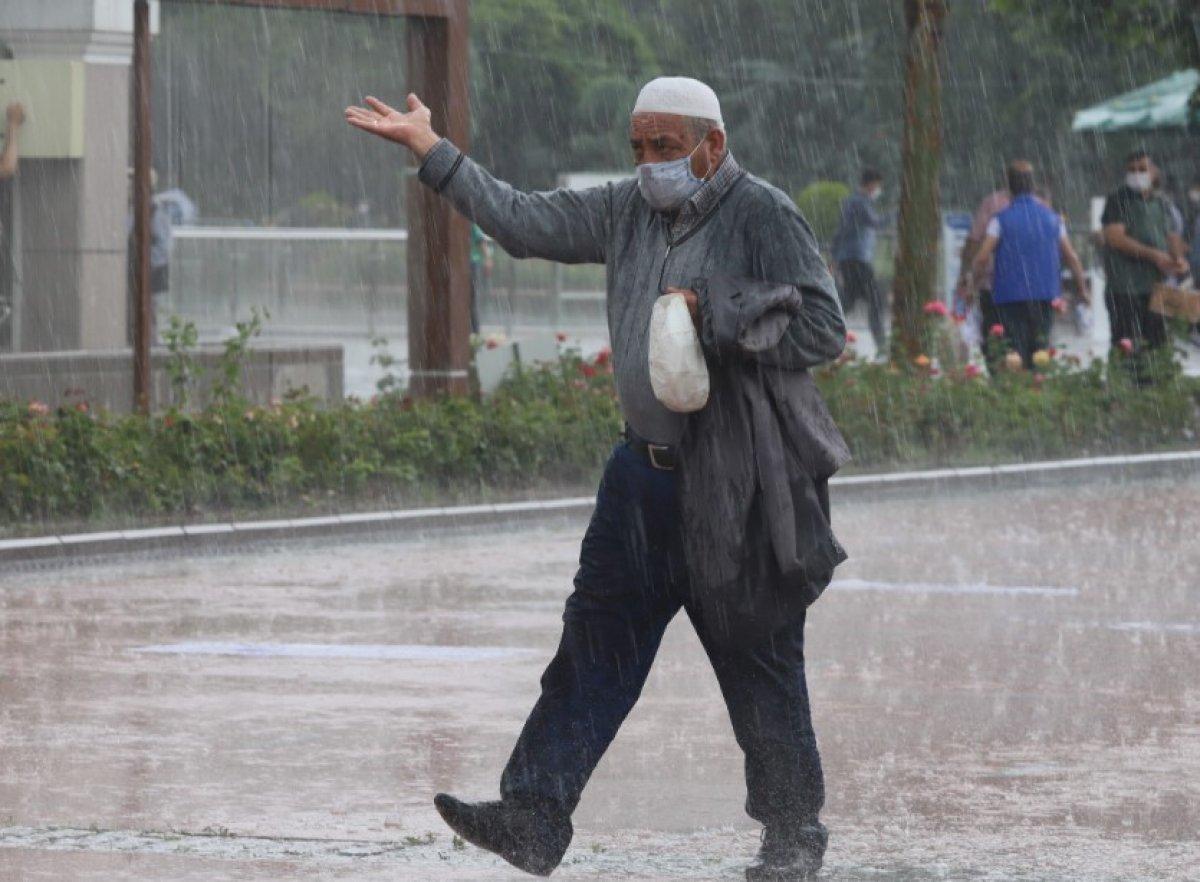 Ankara'da sağanak altında cuma namazı