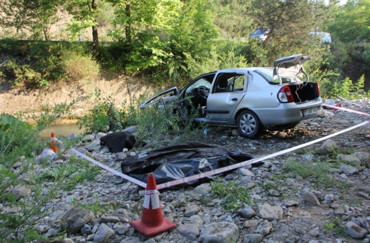 Hastaneden dönen ailenin otomobili çaya uçtu: 3 ölü