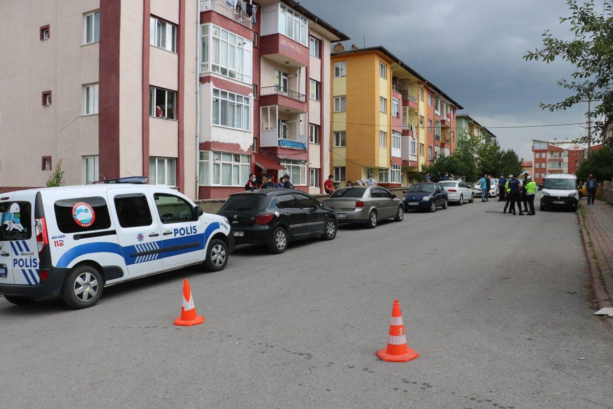 Sivas'ta küçük kıza çarpan sürücüye darp anı kamerada